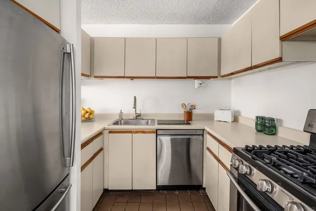 $1,389,000 | 30 West 61st Street, Unit 7A | Upper West Side