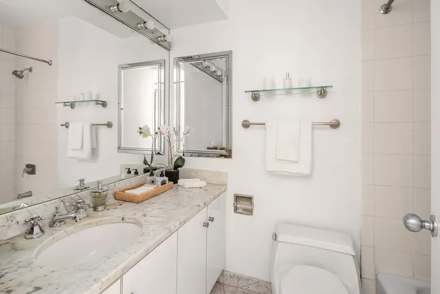 $1,389,000 | 30 West 61st Street, Unit 7A | Upper West Side