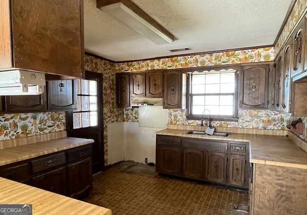 563 Keith Road Guyton, GA 31312 - Photo 6 of 13 a kitchen with a sink stove and refrigerator