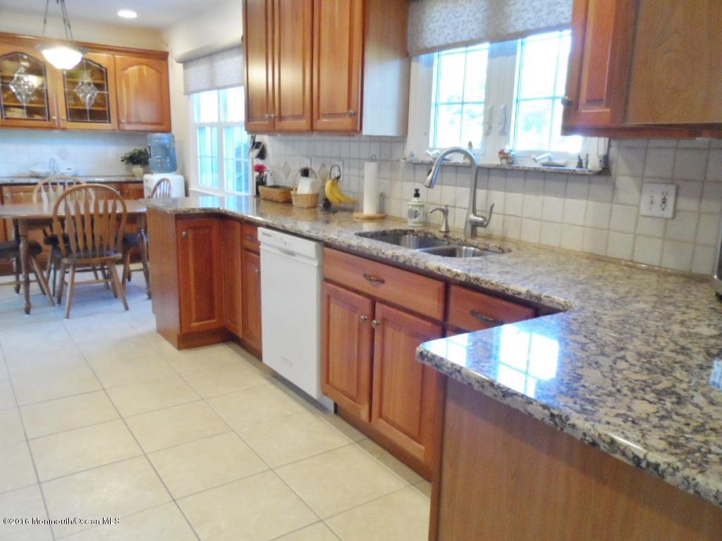 105 Lancaster Road Freehold, NJ 07728 - Photo 4 of 20 Kitchen W Dining area