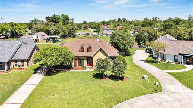 $585,000 | 136 Jennifer Lane, Laplace, LA 70068