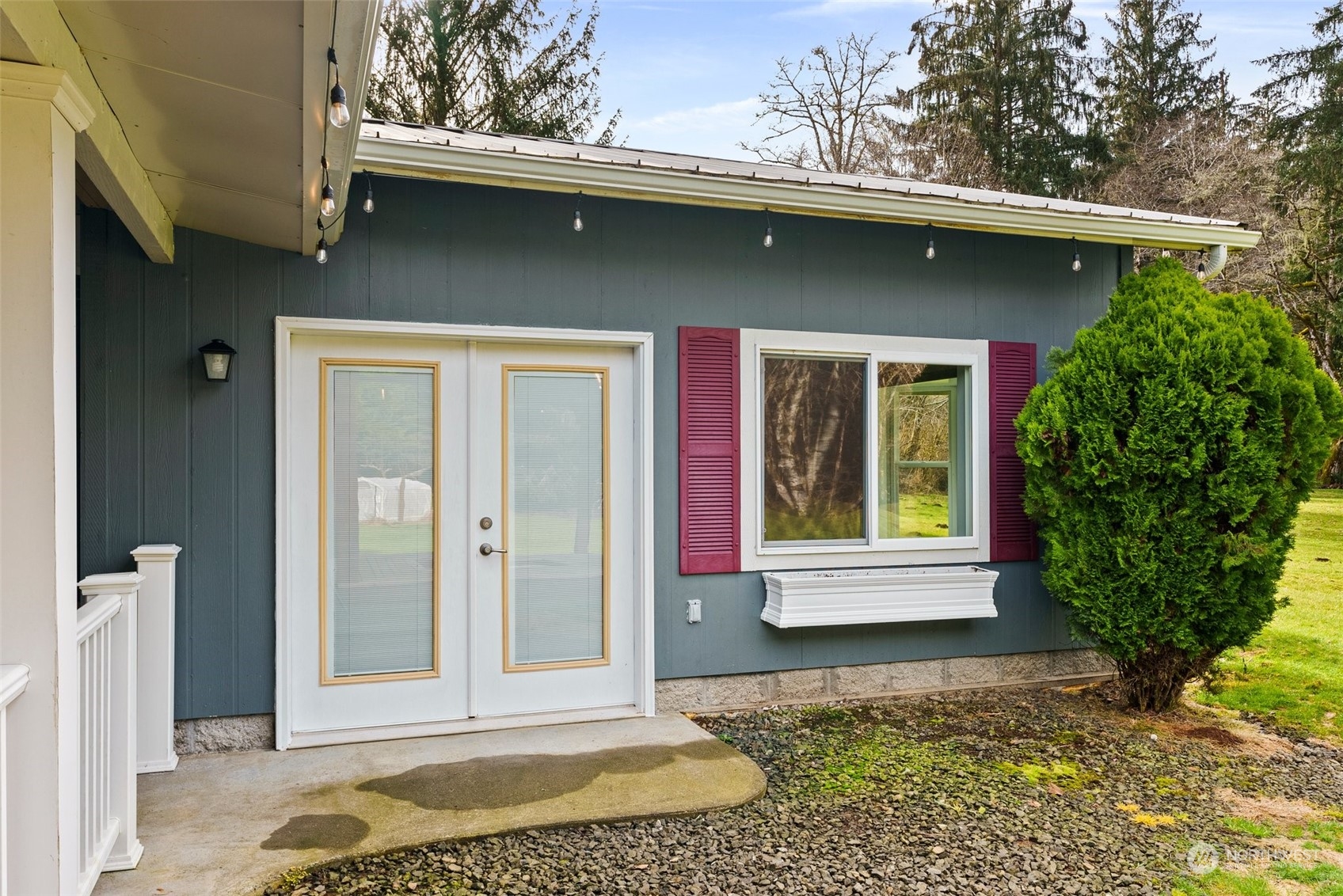 47 Zowadski Road Raymond, WA 98577 - Photo 31 of 40 a front view of a house with a yard