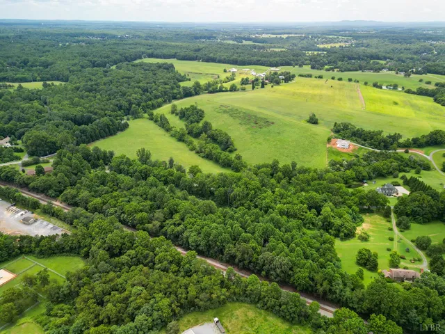 a view of a large yard with lots of green space