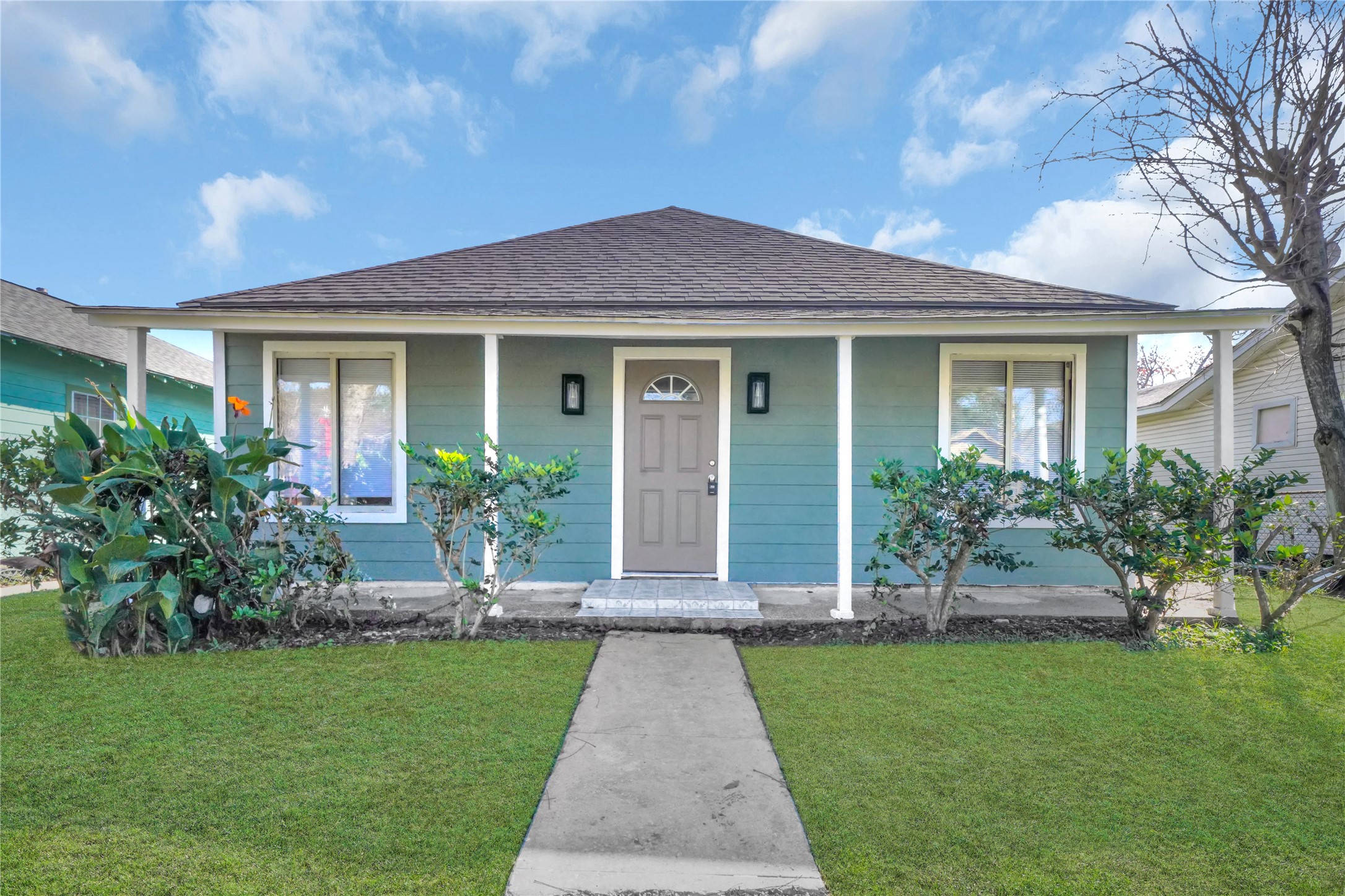 106 Hanover Street Houston, TX 77012 - Photo 1 of 49 a front view of a house with a garden
