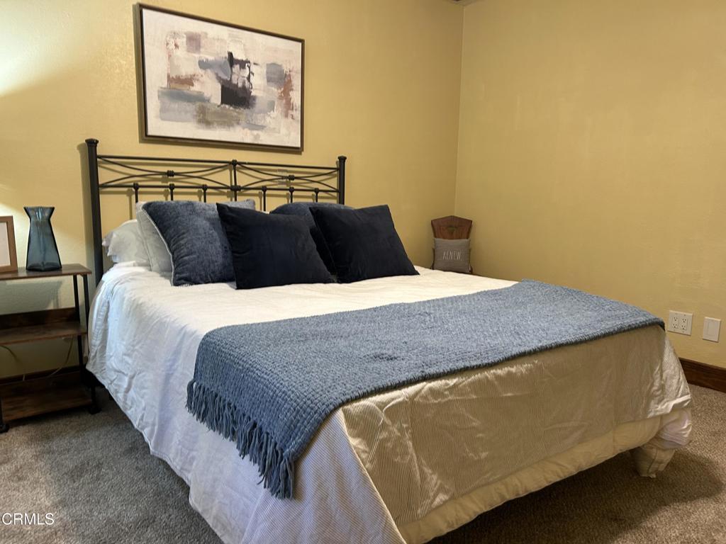 51793 Quail Ridge Road Oakhurst, CA 93644 - Photo 37 of 70 a bed sitting in a bedroom next to a wall