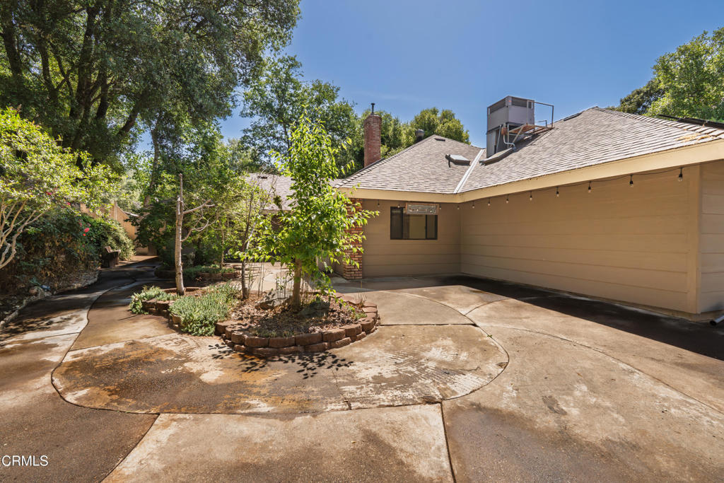 51793 Quail Ridge Road Oakhurst, CA 93644 - Photo 67 of 70 a backyard of a house with table and chairs