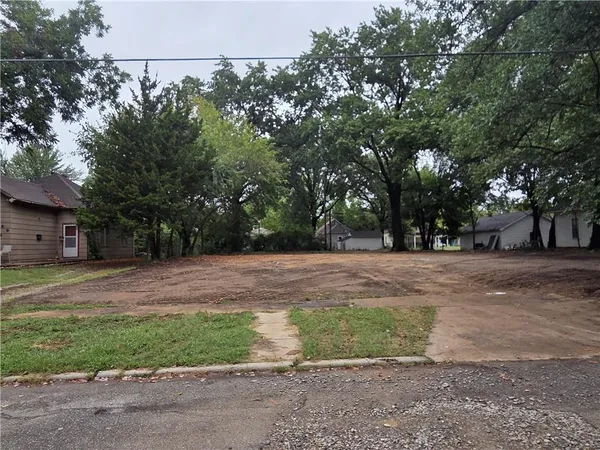 $17,000 | 209-211 East 15th Street, Pittsburg, KS 66762