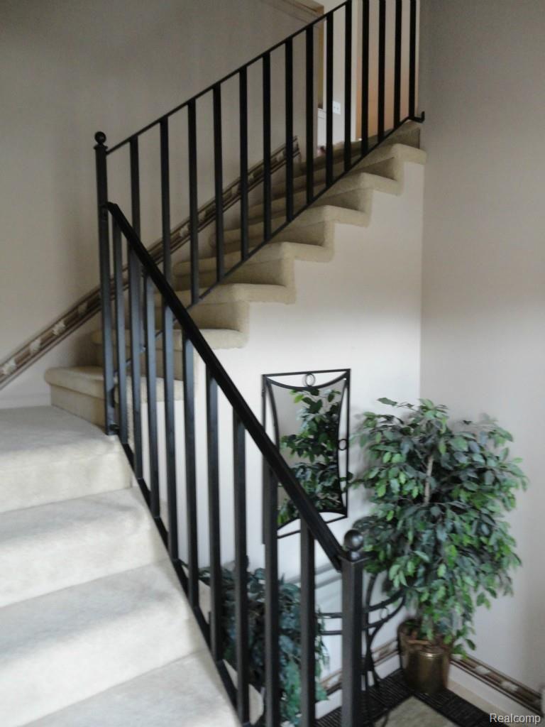 1754 Flagstone Circle Rochester, MI 48307 - Photo 5 of 8 806 4.jpg