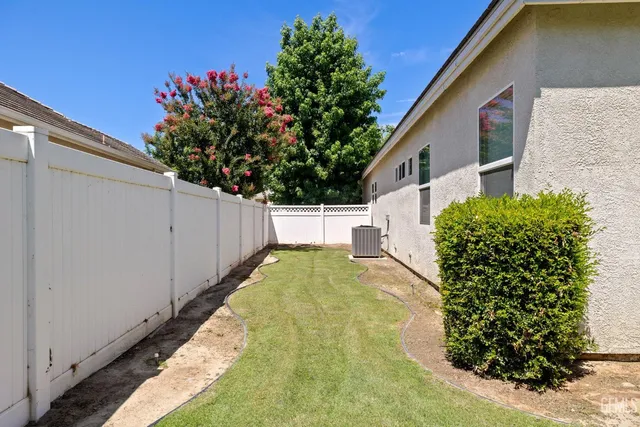 a view of a livingroom with furniture
