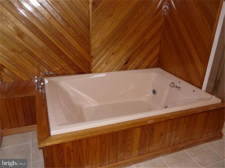 565 Middletown Road Media, PA 19063 - Photo 14 of 25 Master Bathroom