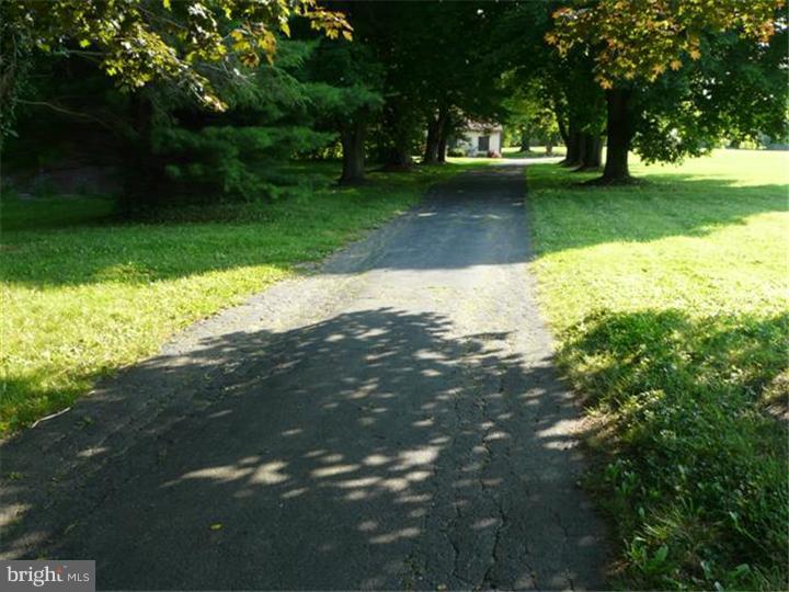 565 Middletown Road Media, PA 19063 - Photo 25 of 25 Driveway
