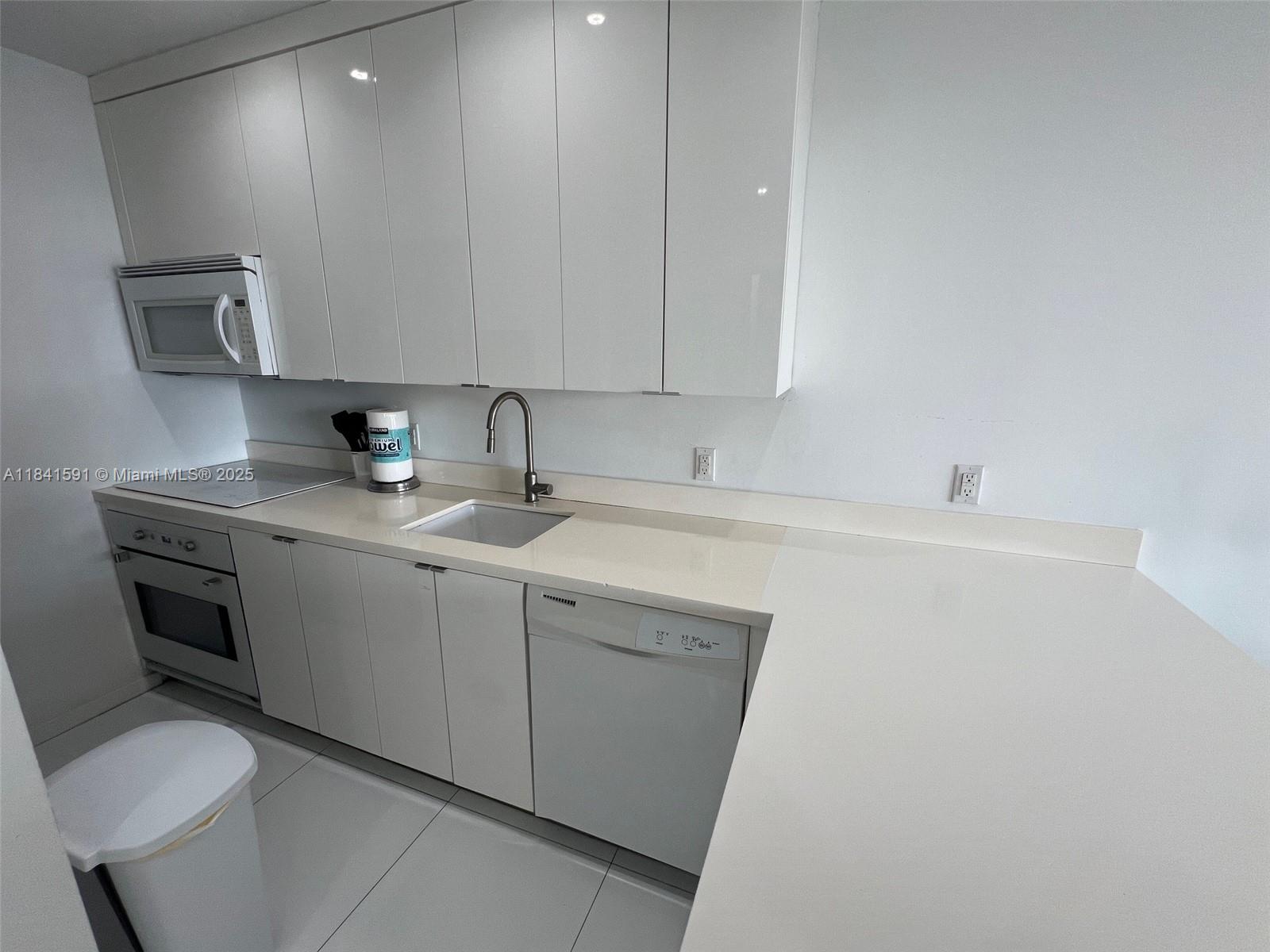 100 Lincoln Road, Unit 1601 Miami Beach, FL 33139 - Photo 14 of 57