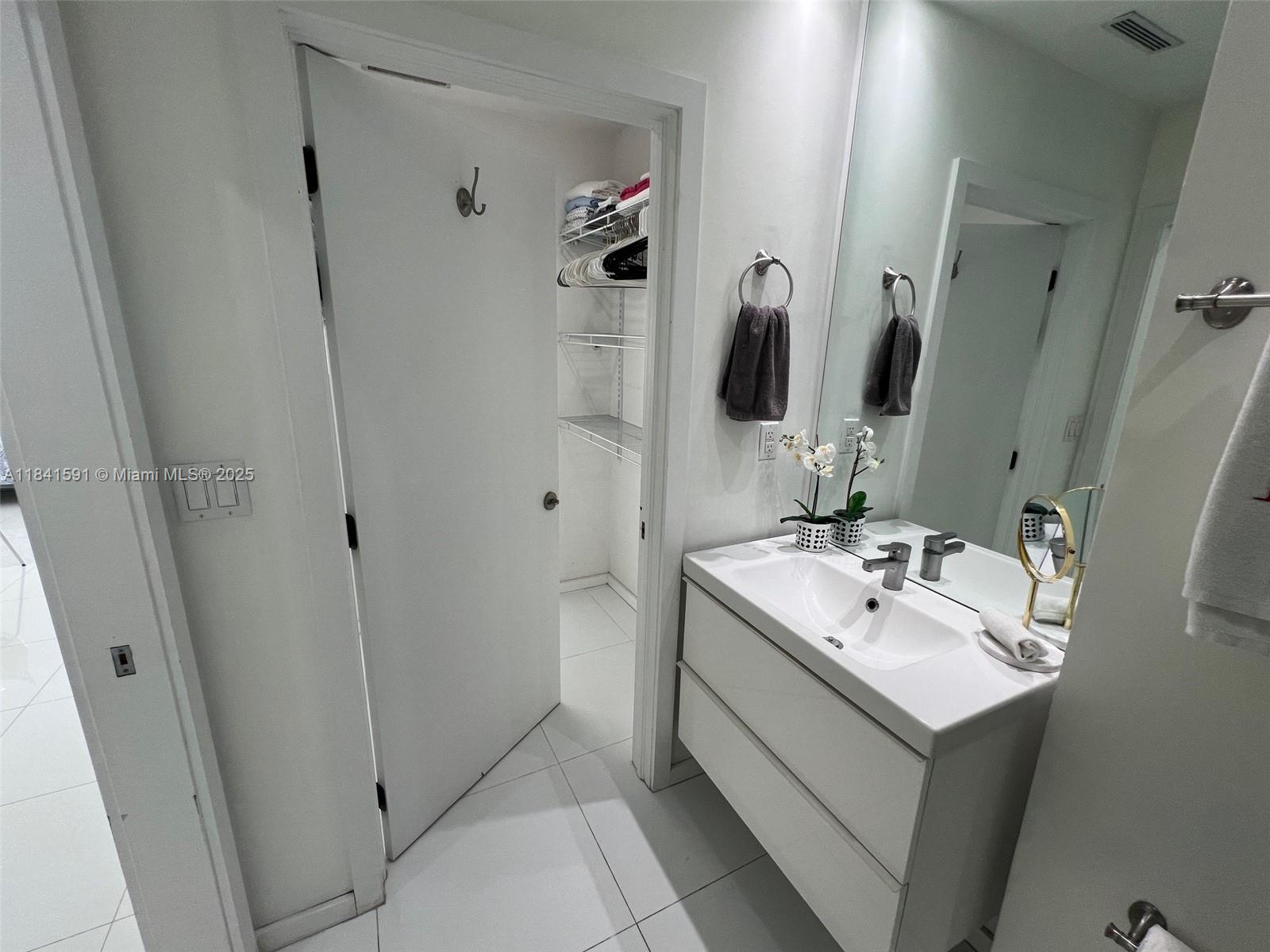 100 Lincoln Road, Unit 1601 Miami Beach, FL 33139 - Photo 20 of 57