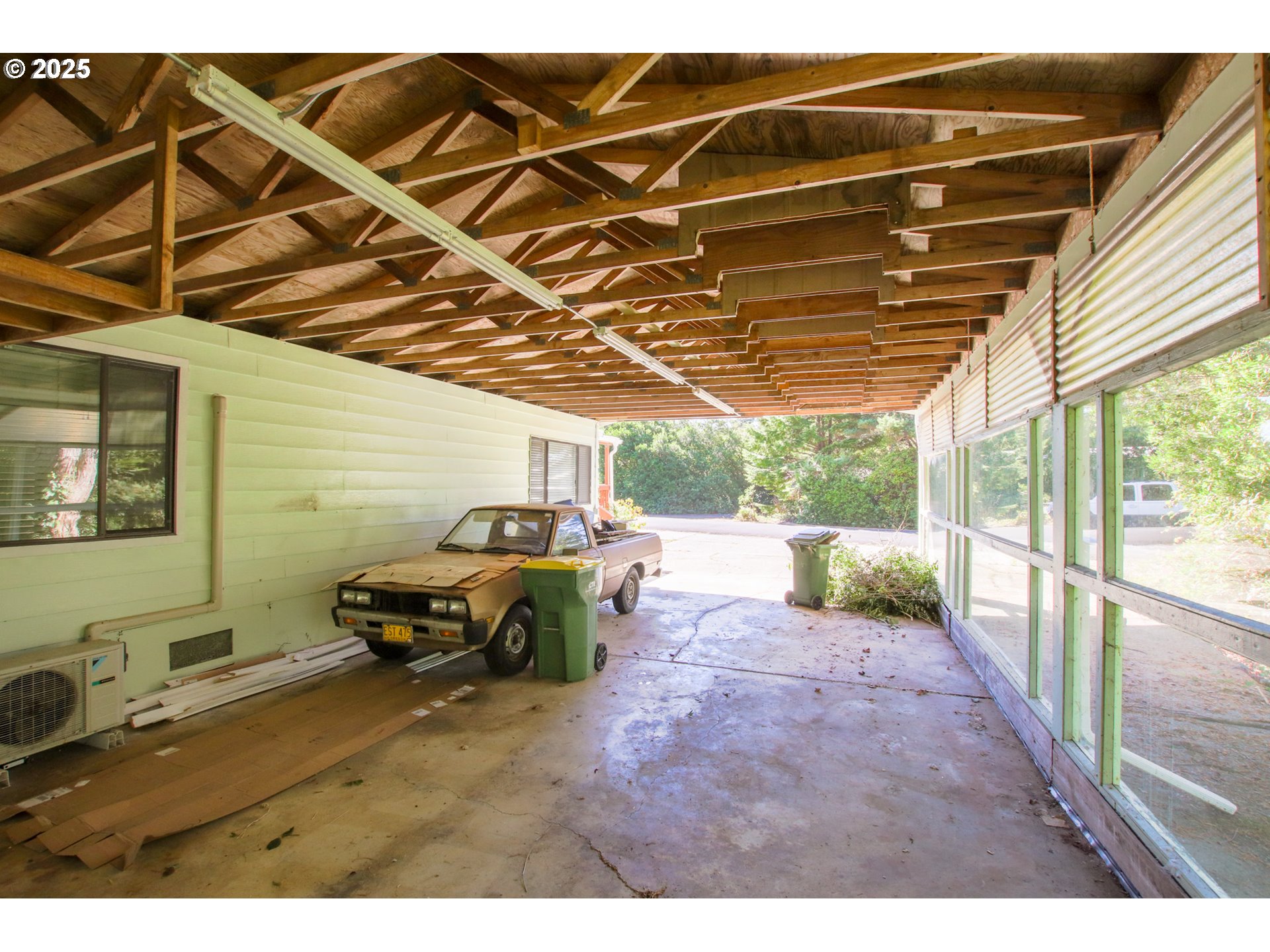1600 Rhododendron Drive, Unit 279 Florence, OR 97439 - Photo 4 of 30 a living room with furniture