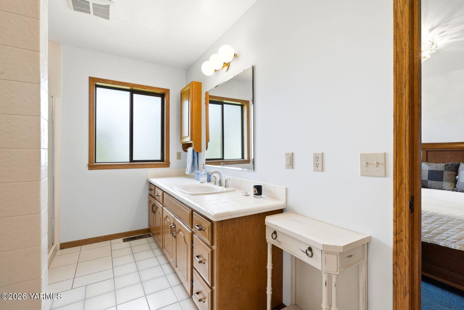 170732 Olsen Road Grandview, WA 98930 - Photo 23 of 58 22 Guest Primary En SUite