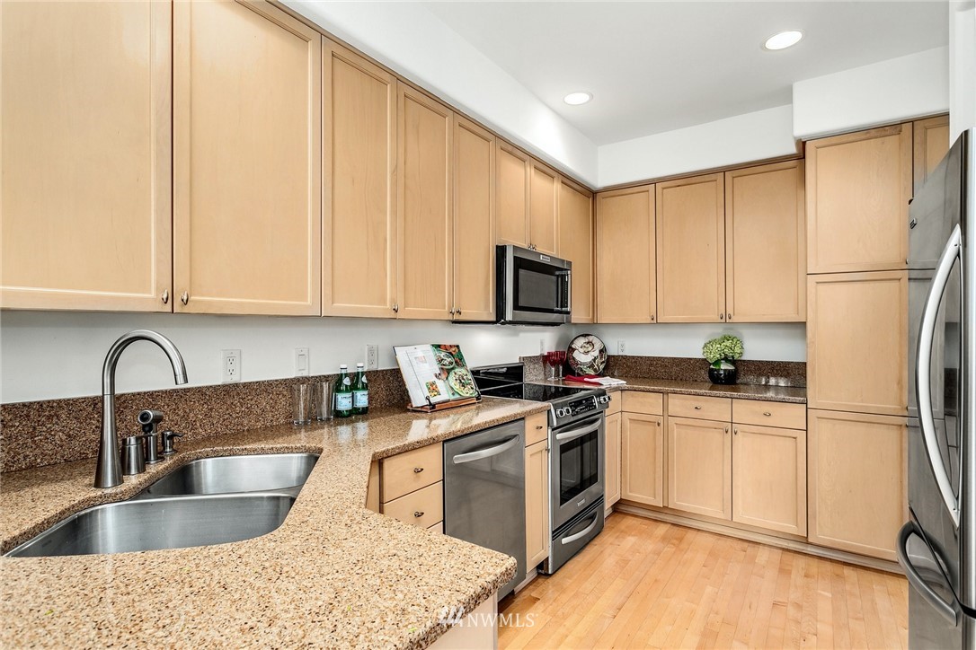 4531 Northeast 6th Court Renton, WA 98059 - Photo 7 of 25 Gallery Image 7