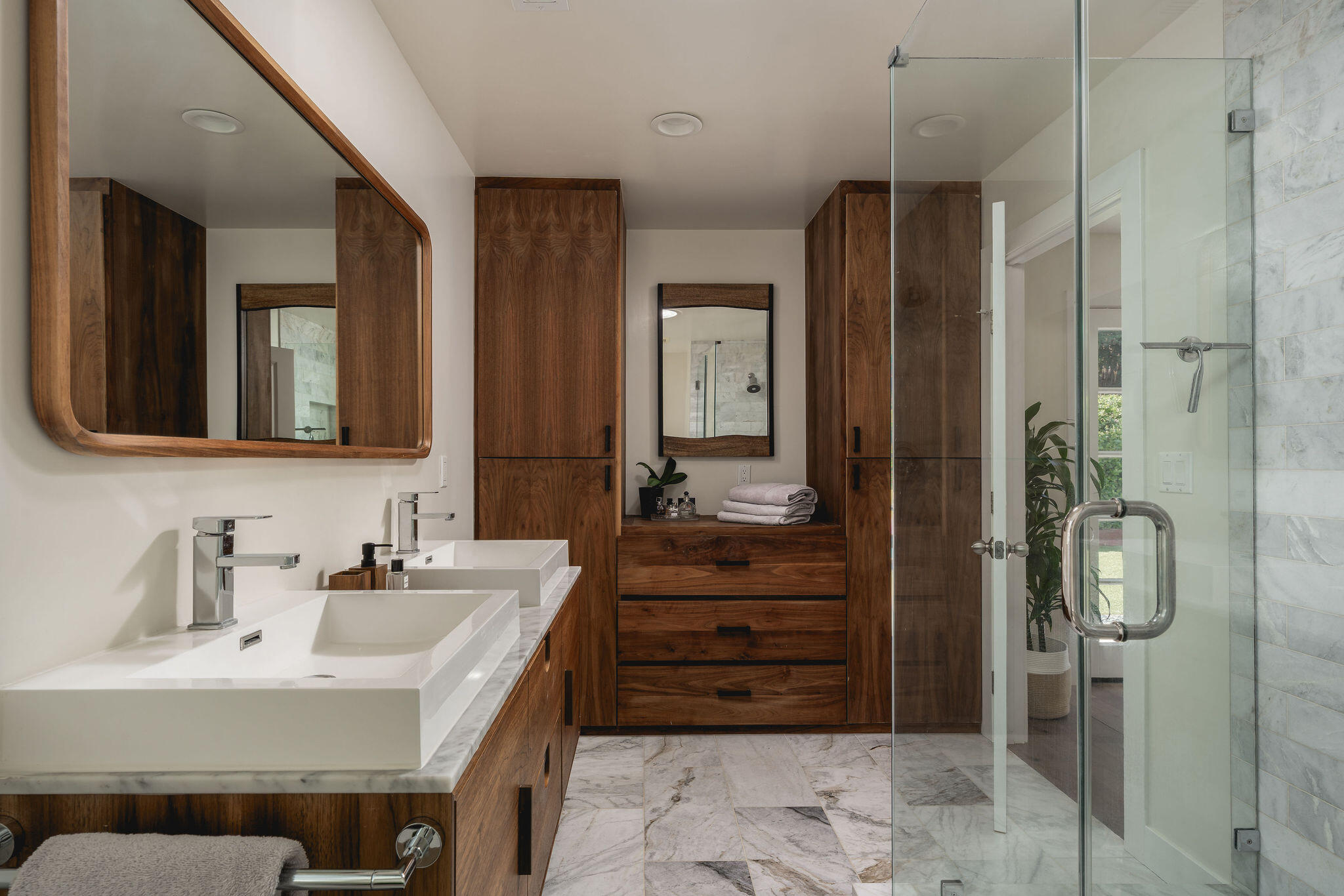 571 Windsor Avenue Goleta, CA 93117 - Photo 21 of 43 a bathroom with a sink and a mirror
