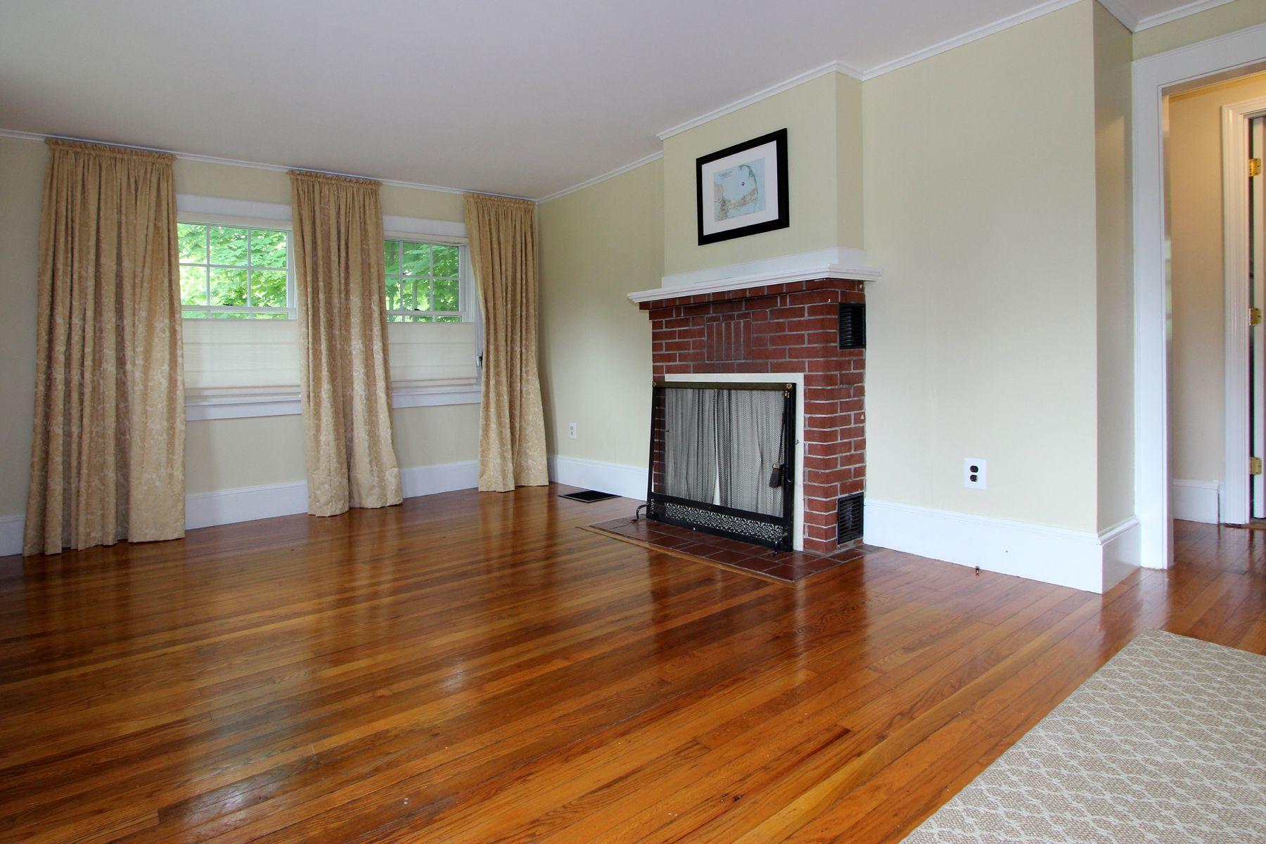 11 Old Bridge Road Buzzards Bay, MA 02532 - Photo 7 of 33 11oldbridgelivingroom2