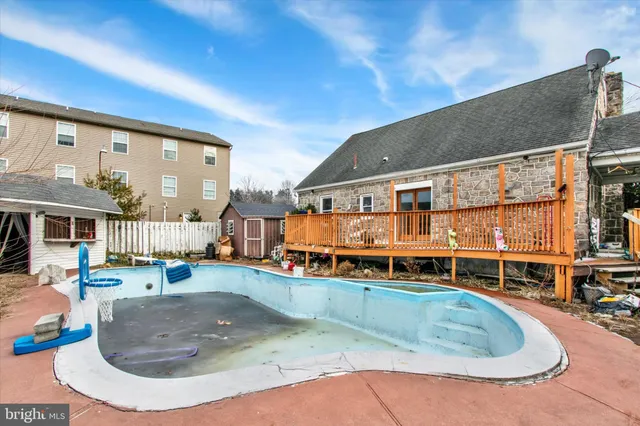 a view of a building with outdoor space