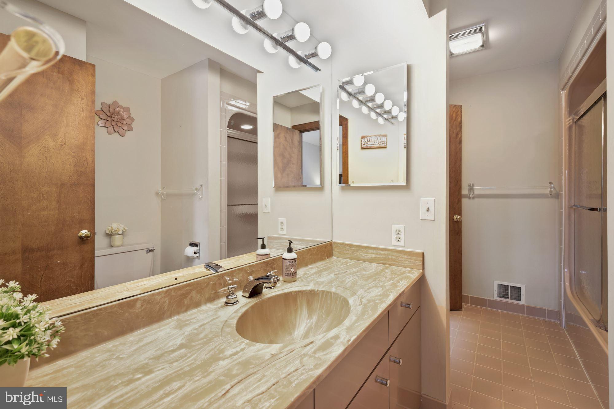 10804 Balantre Lane Potomac, MD 20854 - Photo 36 of 49 Attached Guest Bathroom