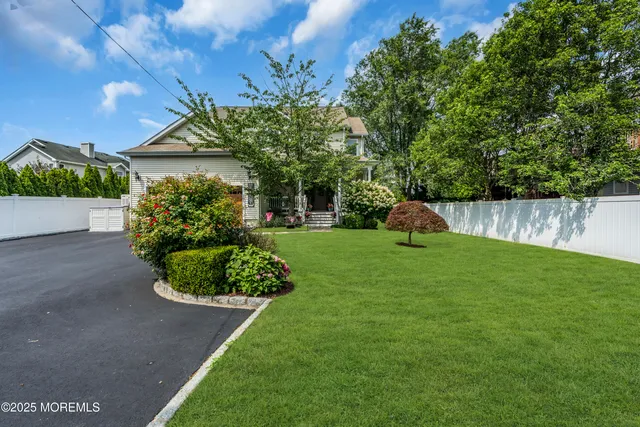 a view of a back yard