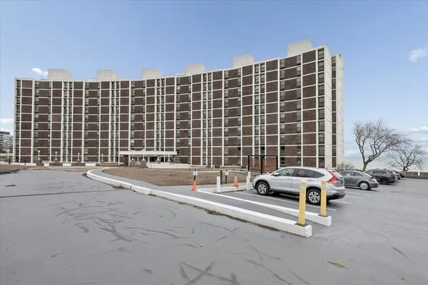 $835,000 | 1500 Sheridan Road, Unit 6H, Wilmette, IL 60091