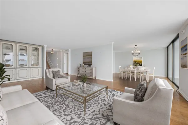 $835,000 | 1500 Sheridan Road, Unit 6H, Wilmette, IL 60091