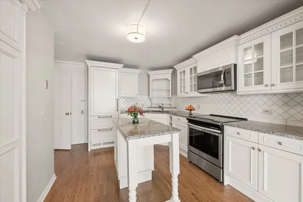 $835,000 | 1500 Sheridan Road, Unit 6H, Wilmette, IL 60091
