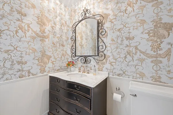 $835,000 | 1500 Sheridan Road, Unit 6H, Wilmette, IL 60091