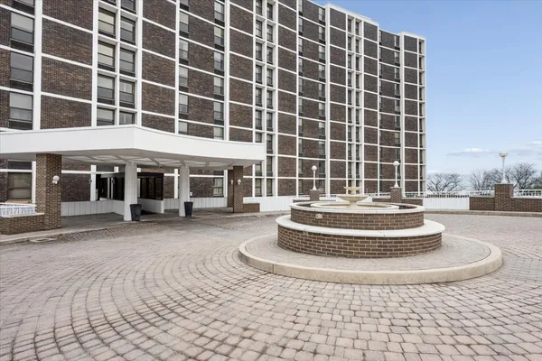 $835,000 | 1500 Sheridan Road, Unit 6H, Wilmette, IL 60091