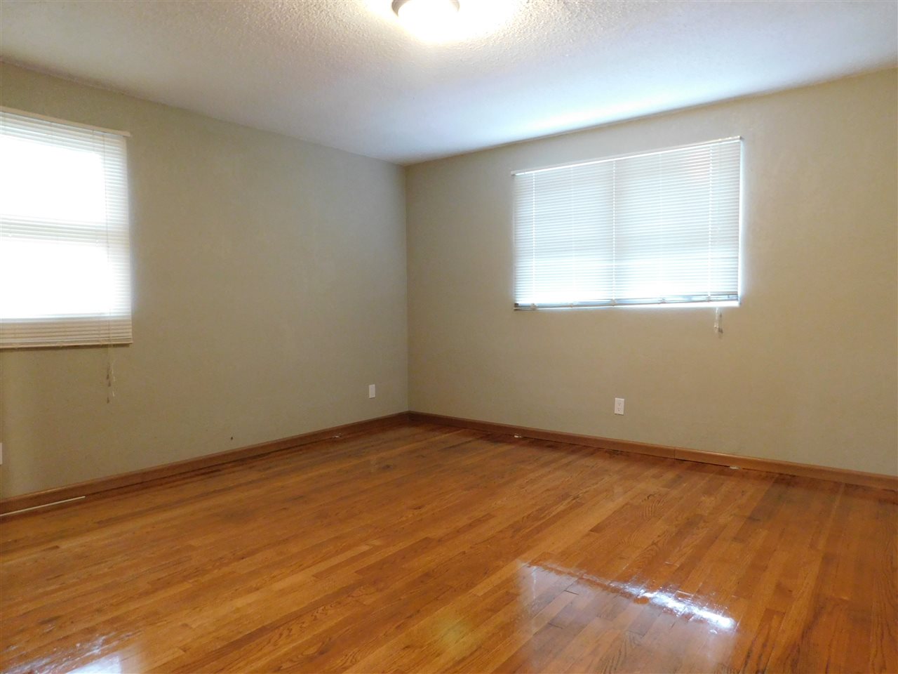 6309 Park Ridge Road Loves Park, IL 61111 - Photo 14 of 26 an empty room with a window