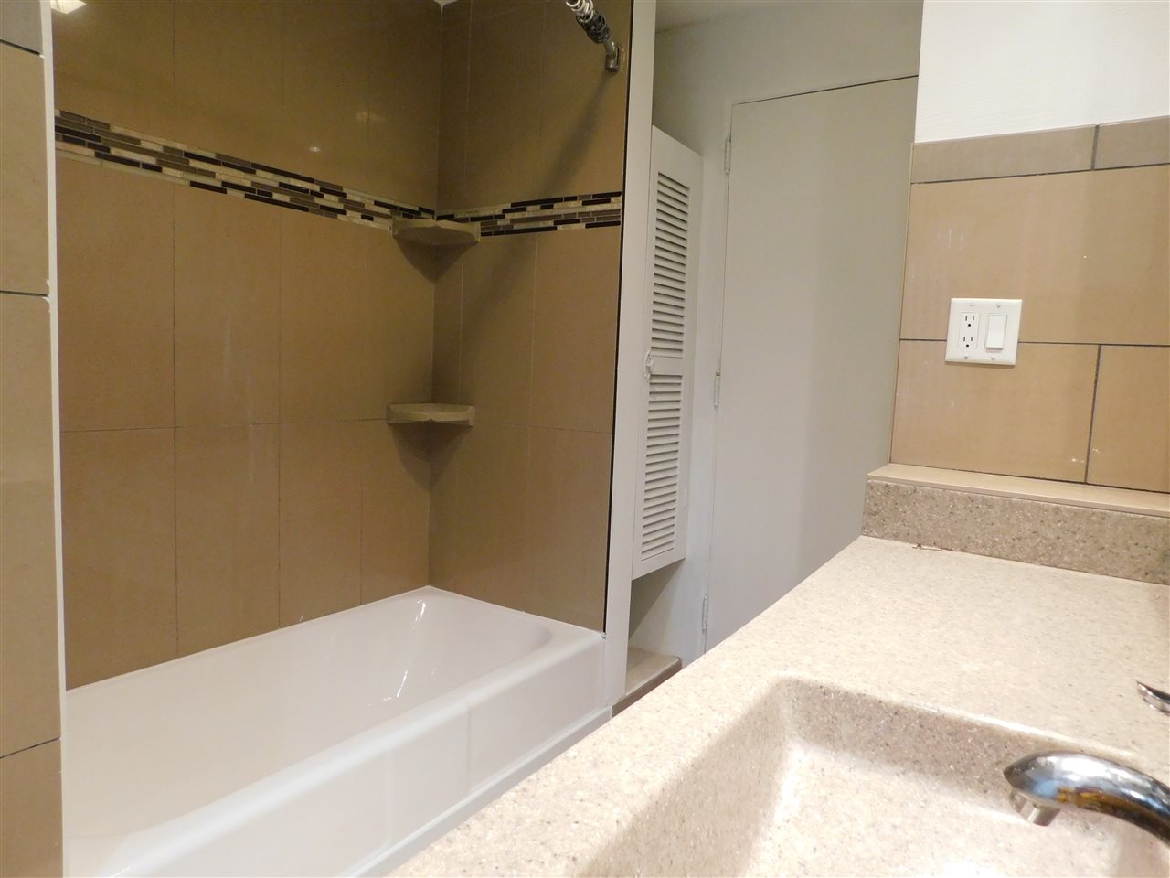 6309 Park Ridge Road Loves Park, IL 61111 - Photo 20 of 26 a bathroom with a bathtub and a shower
