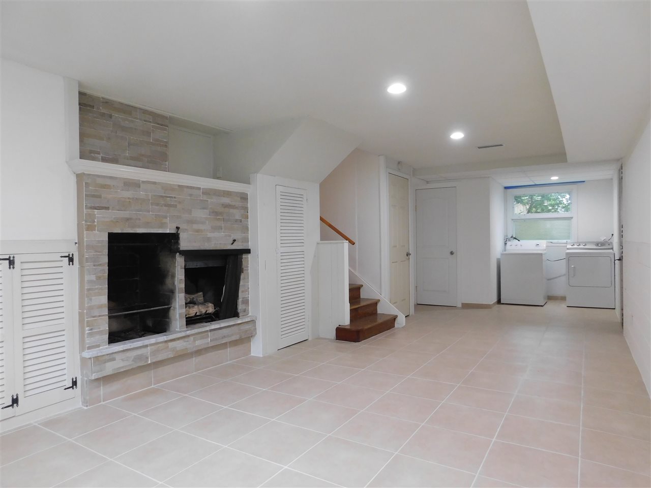 6309 Park Ridge Road Loves Park, IL 61111 - Photo 21 of 26 an empty room with furniture and a fireplace