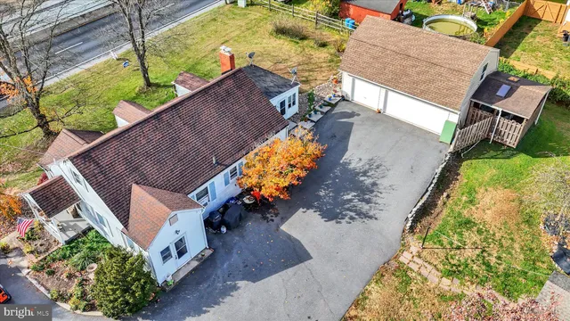 a view of yard with trees
