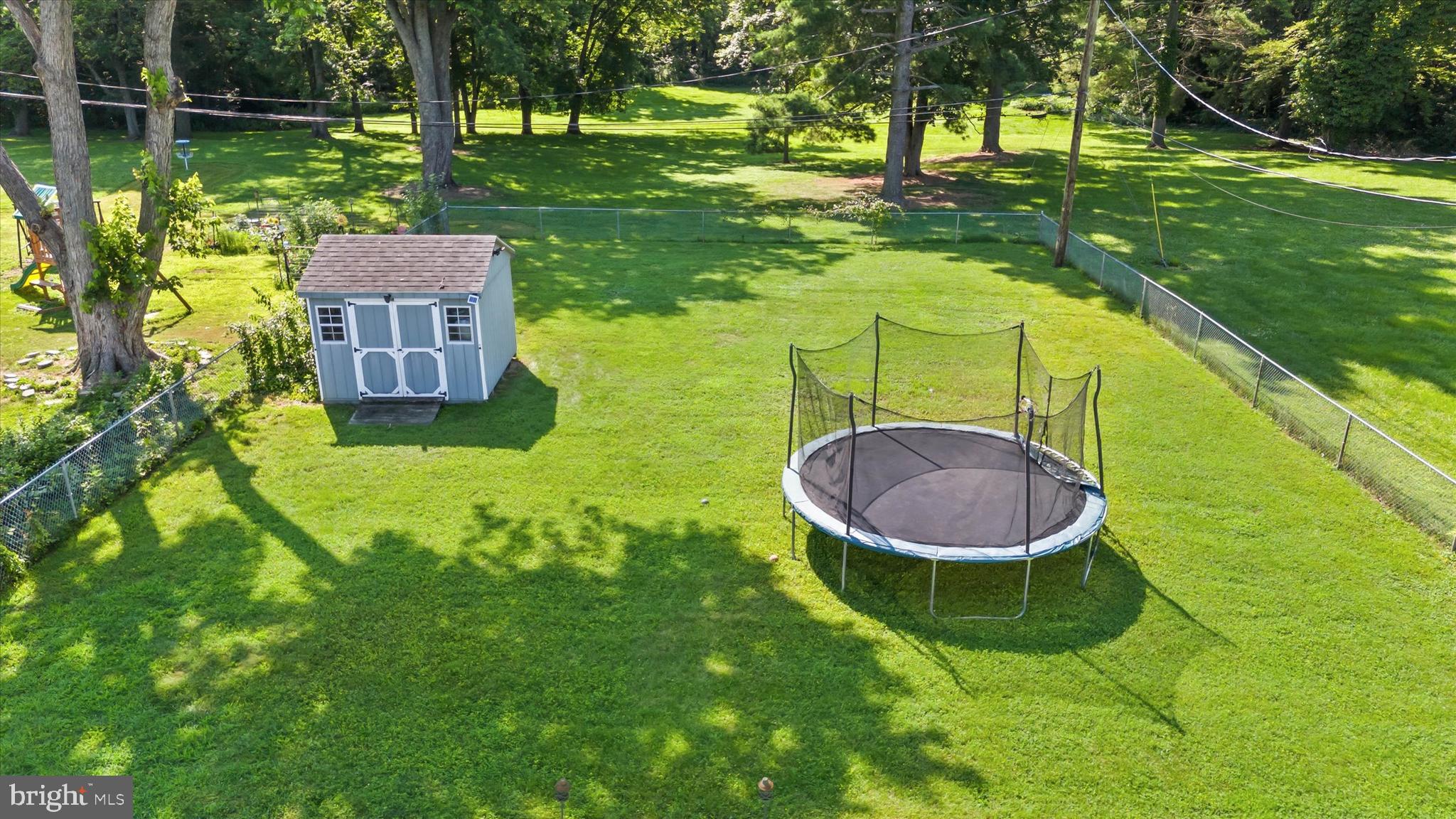4 Flora Circle Newark, DE 19711 - Photo 38 of 41 a backyard of a house with table and chairs