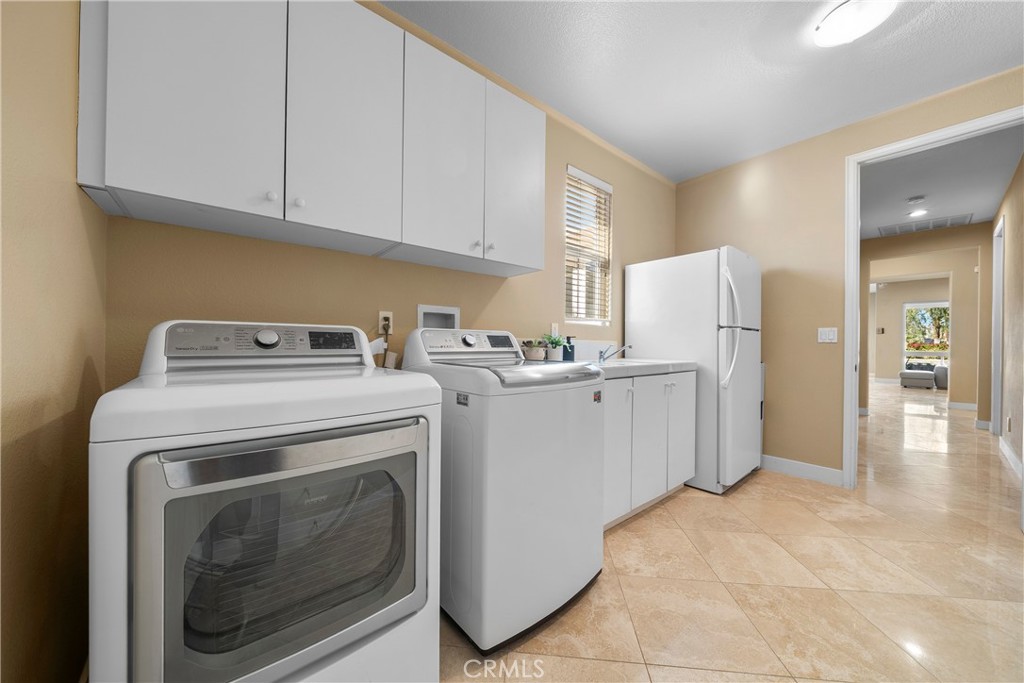 17 Oakmont Drive Rancho Mirage, CA 92270 - Photo 21 of 27 a utility room with dryer and washer
