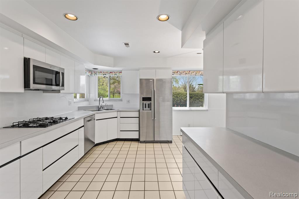 25826 Farmington Road Farmington Hills, MI 48336 - Photo 20 of 43
