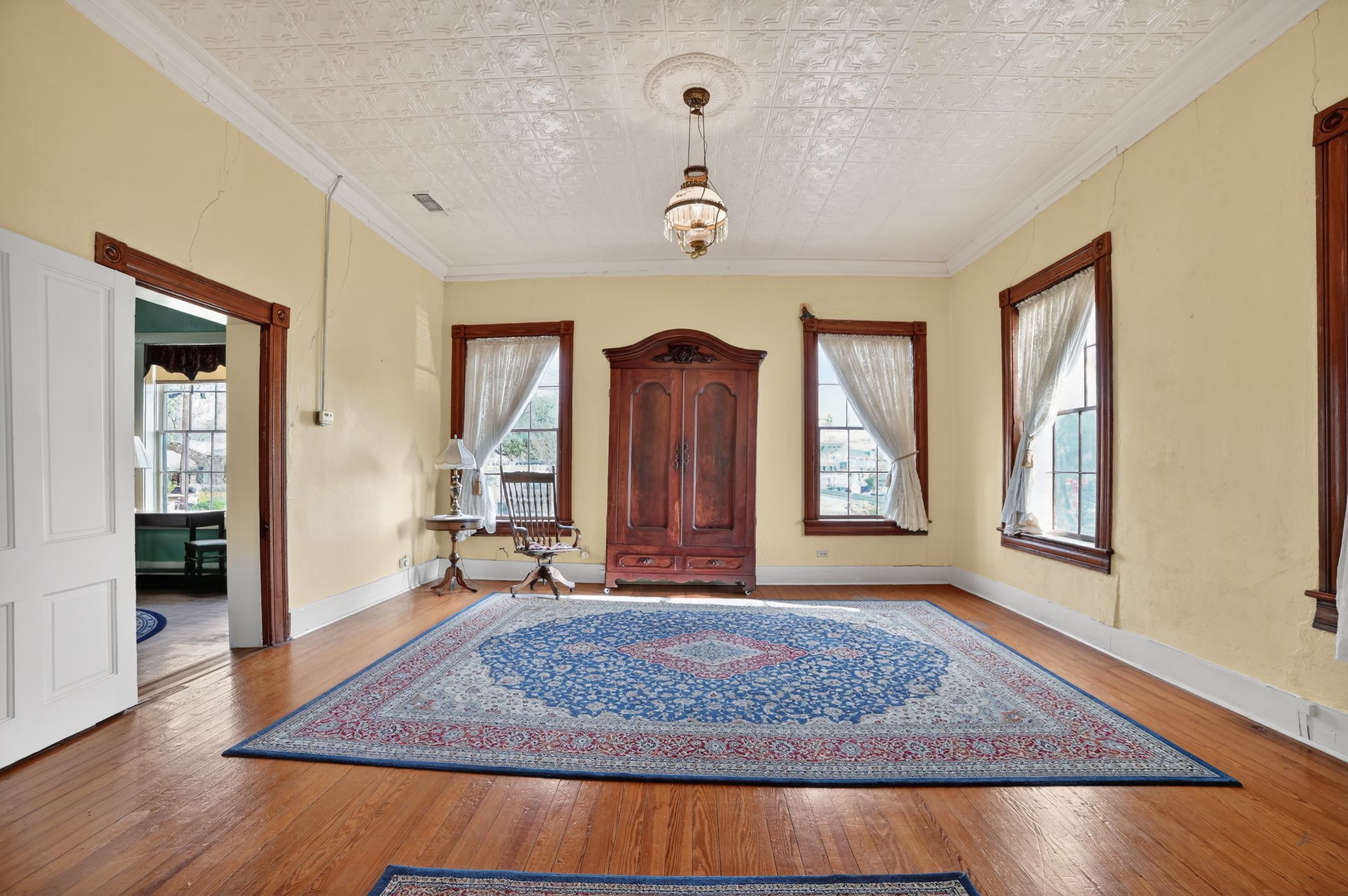 400 South Main Street Belton, TX 76513 - Photo 4 of 18 Foyer entrance featuring an ornate ceiling, ornamental molding, and hardwood / wood-style flooring