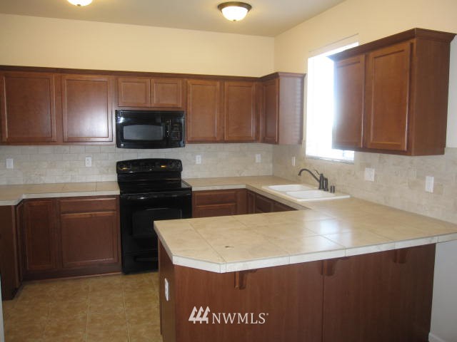 563 Graham Avenue Northeast Renton, WA 98059 - Photo 3 of 15 Gallery Image 3