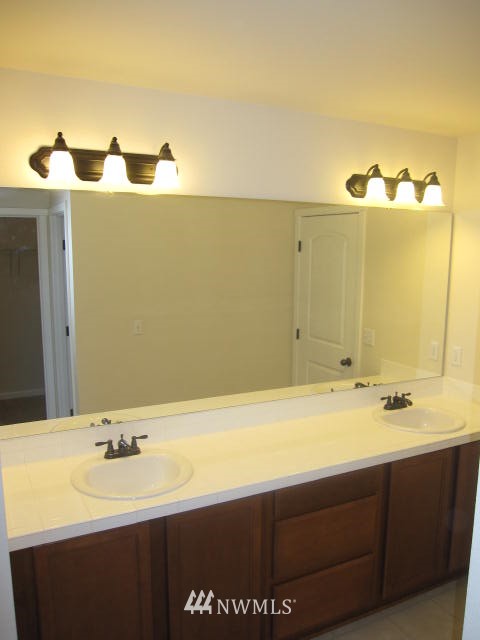 563 Graham Avenue Northeast Renton, WA 98059 - Photo 10 of 15 Gallery Image 10
