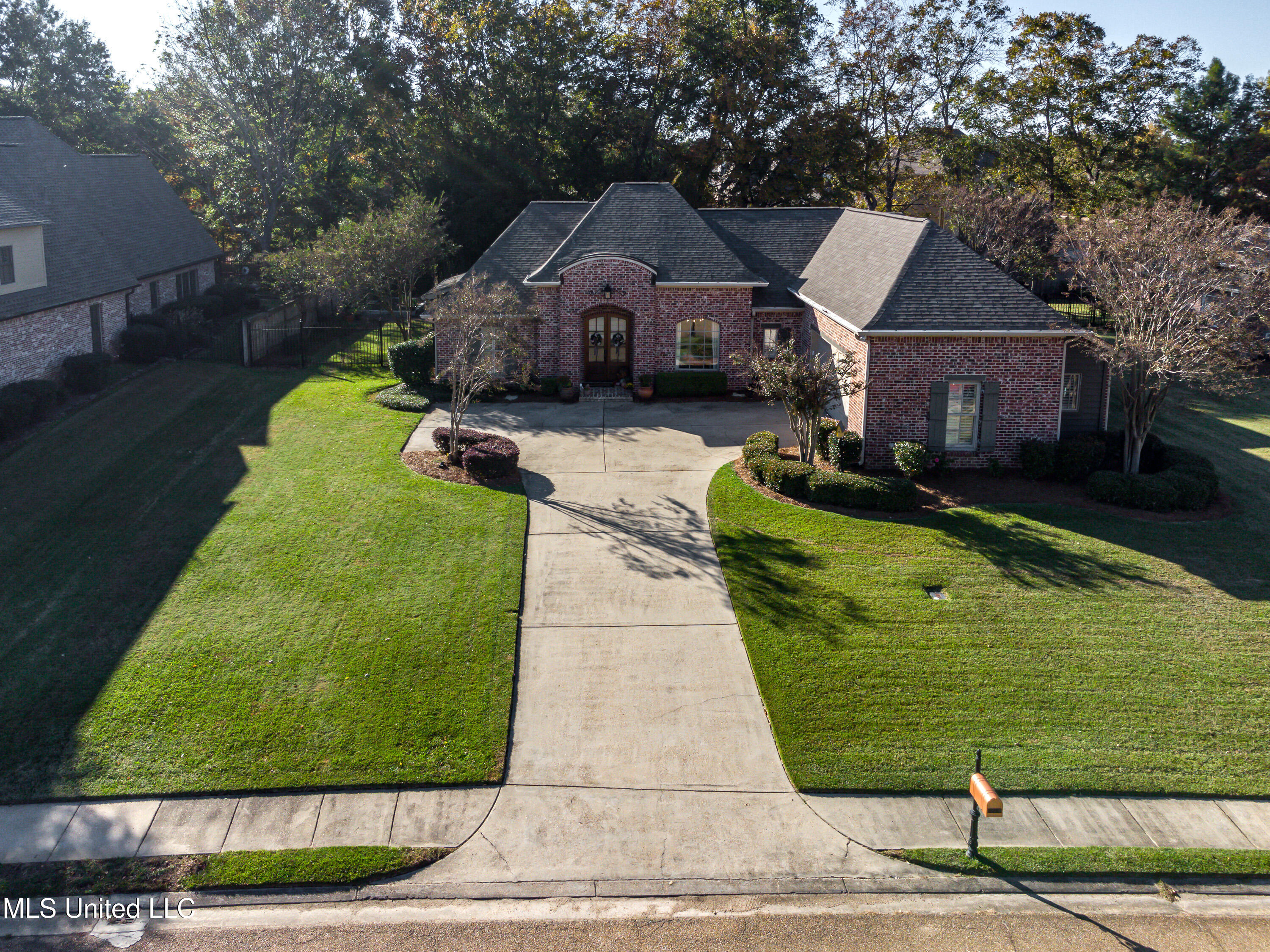 129 Victoria Place Madison, MS 39110 - Photo 2 of 91 129 Victoria Pl drone-13