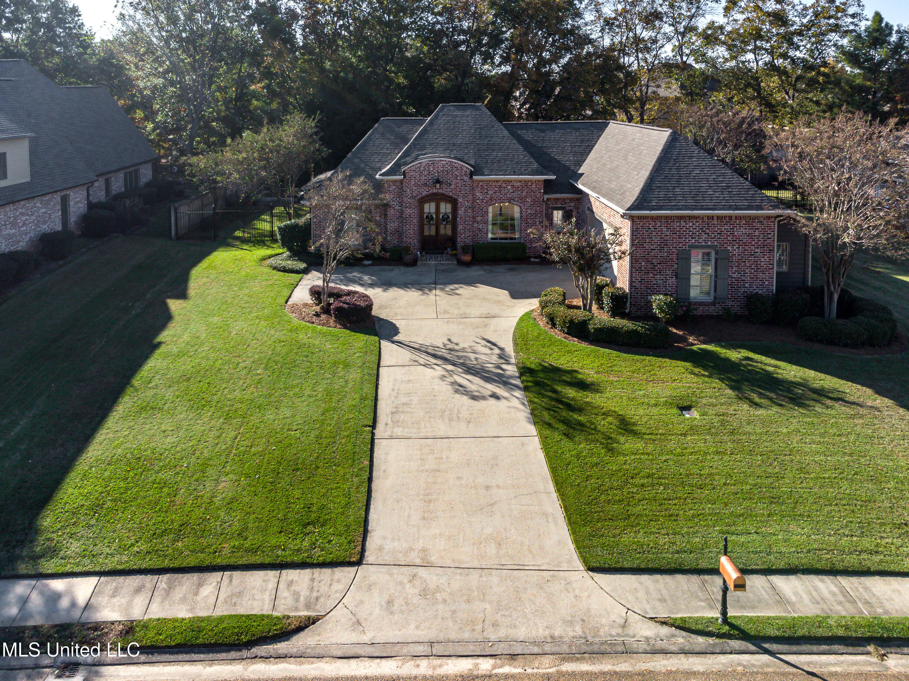 129 Victoria Place Madison, MS 39110 - Photo 7 of 91 129 Victoria Pl drone-12