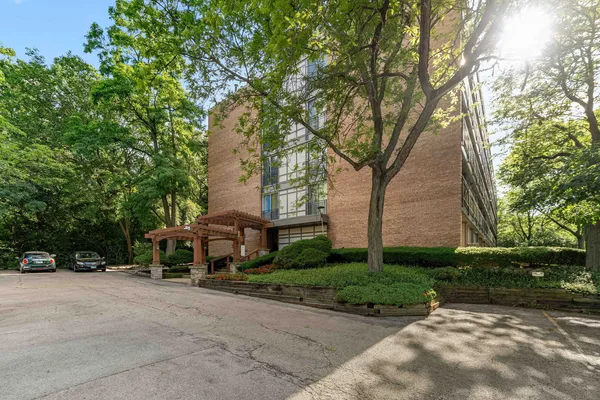 $184,900 | 5810 Oakwood Drive, Unit 3F, Lisle, IL 60532