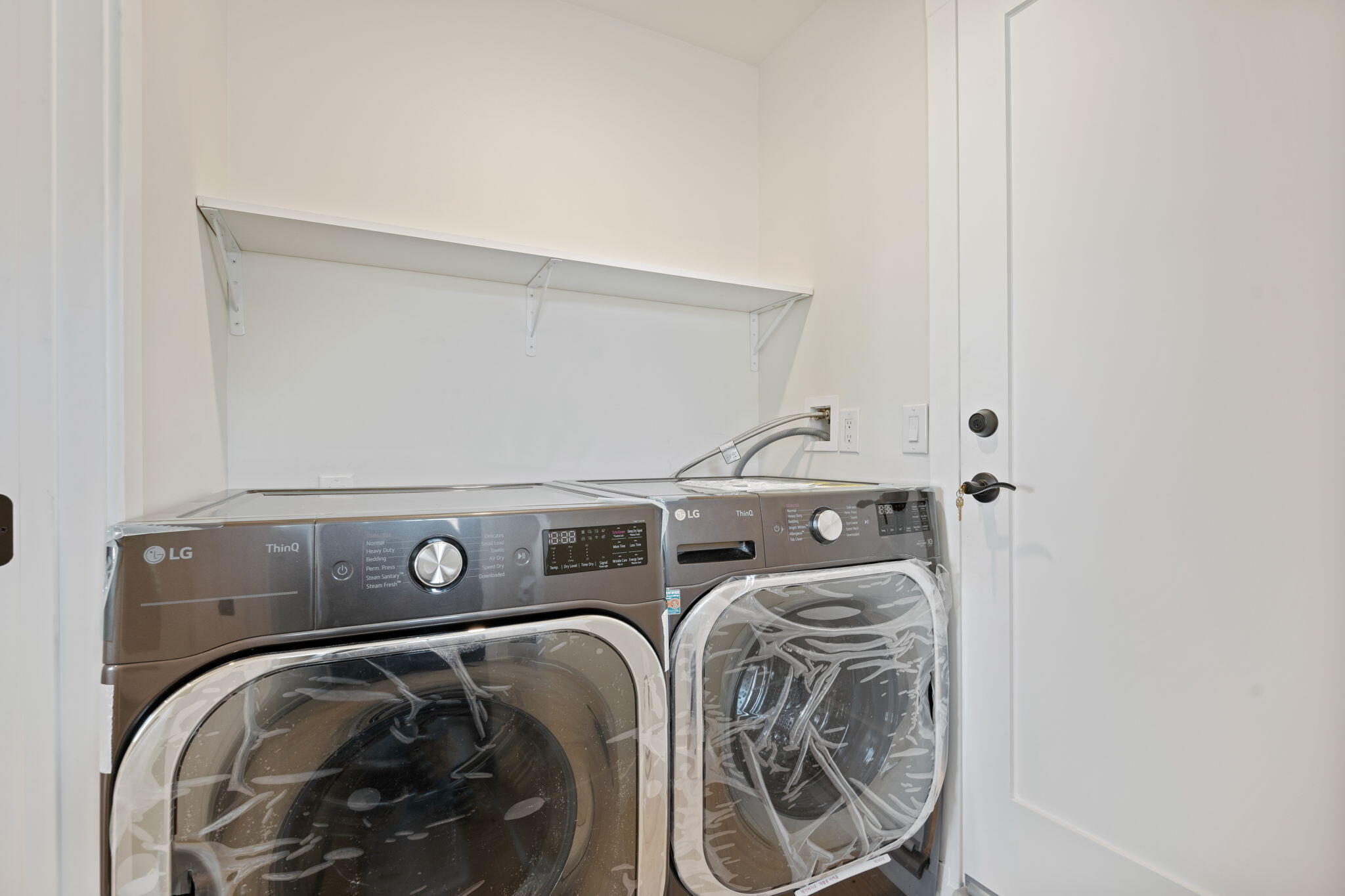 1330 Post Avenue Carpinteria, CA 93013 - Photo 9 of 26 16 - Laundry