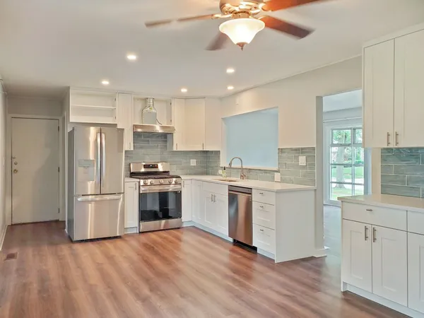 $2,950 | 720 Country Lane South, Roselle, IL 60172