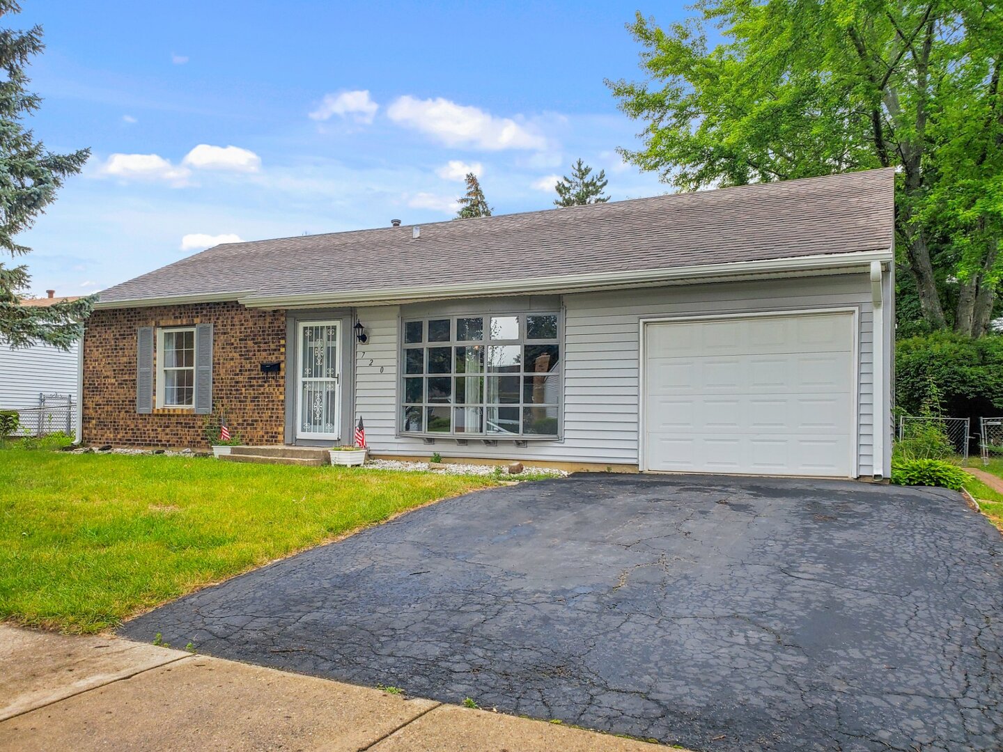 720 Country Lane South Roselle, IL 60172 - Photo 3 of 28
