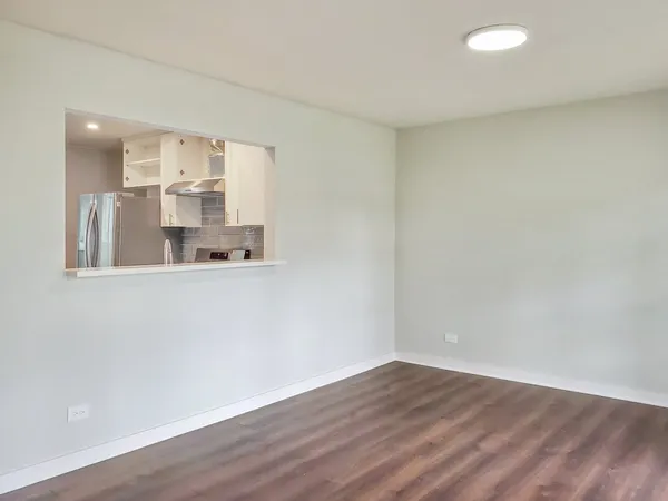 $2,950 | 720 Country Lane South, Roselle, IL 60172