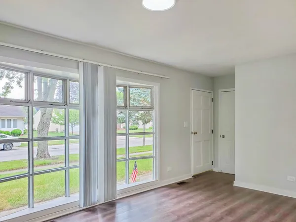 $2,950 | 720 Country Lane South, Roselle, IL 60172