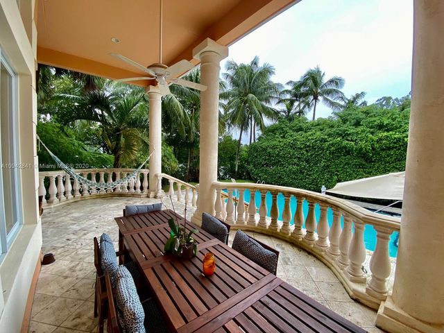 a view of yard with seating area