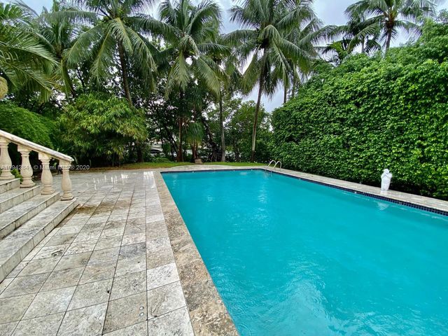 a view of a back yard of the house
